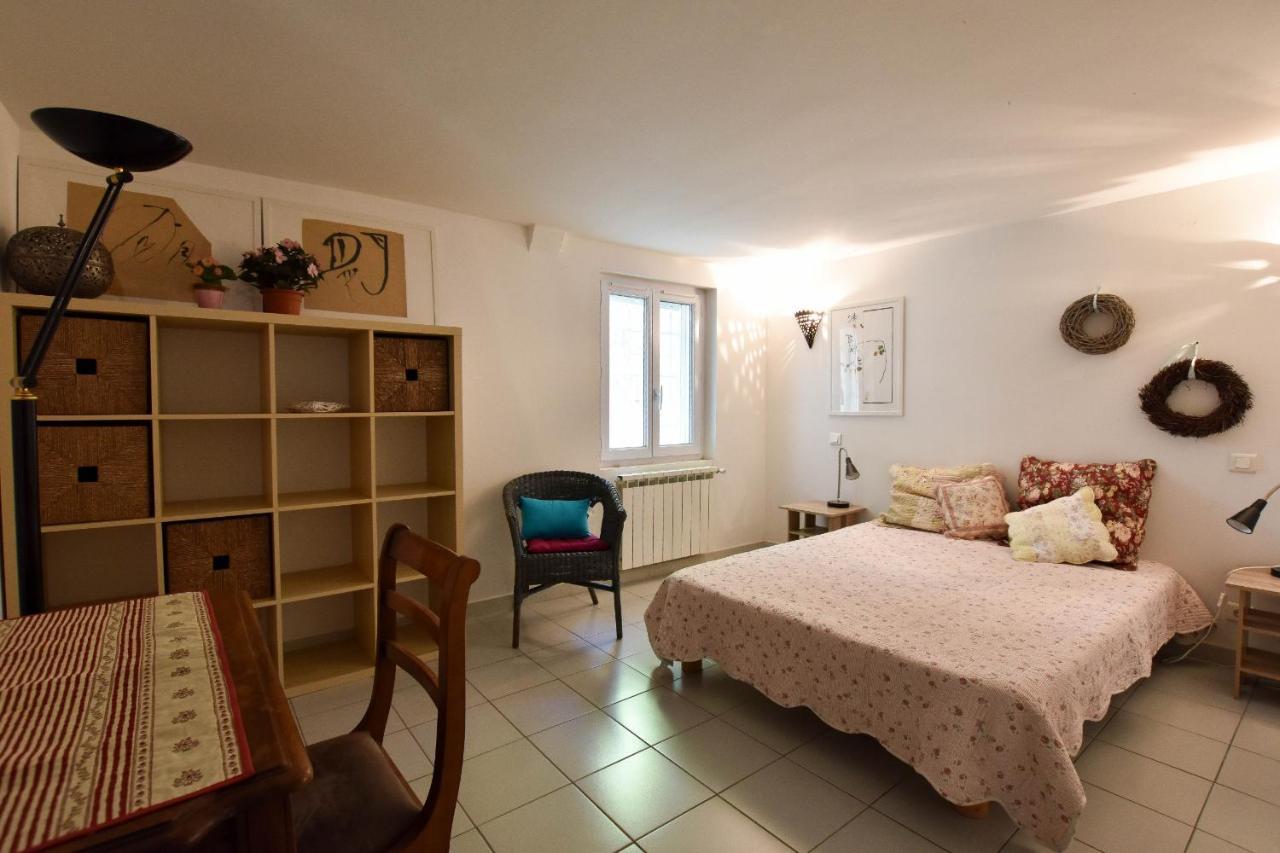 Moulin Rose, Parking - Jardin Apartment Арл Екстериор снимка
